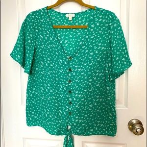 ✨2/$25✨ 🍃 Flowy green top 🌿